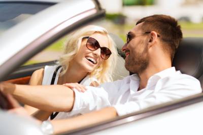 Couple heureux à bord d'une voiture décapotable