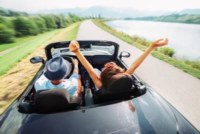 Balade en voiture décapotable d'un jeune couple