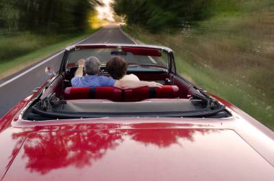 Couple âgé dans une voiture exclusive